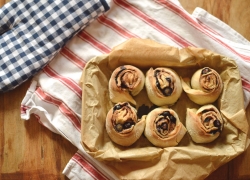 Chocolate & blueberry cinnamonless buns