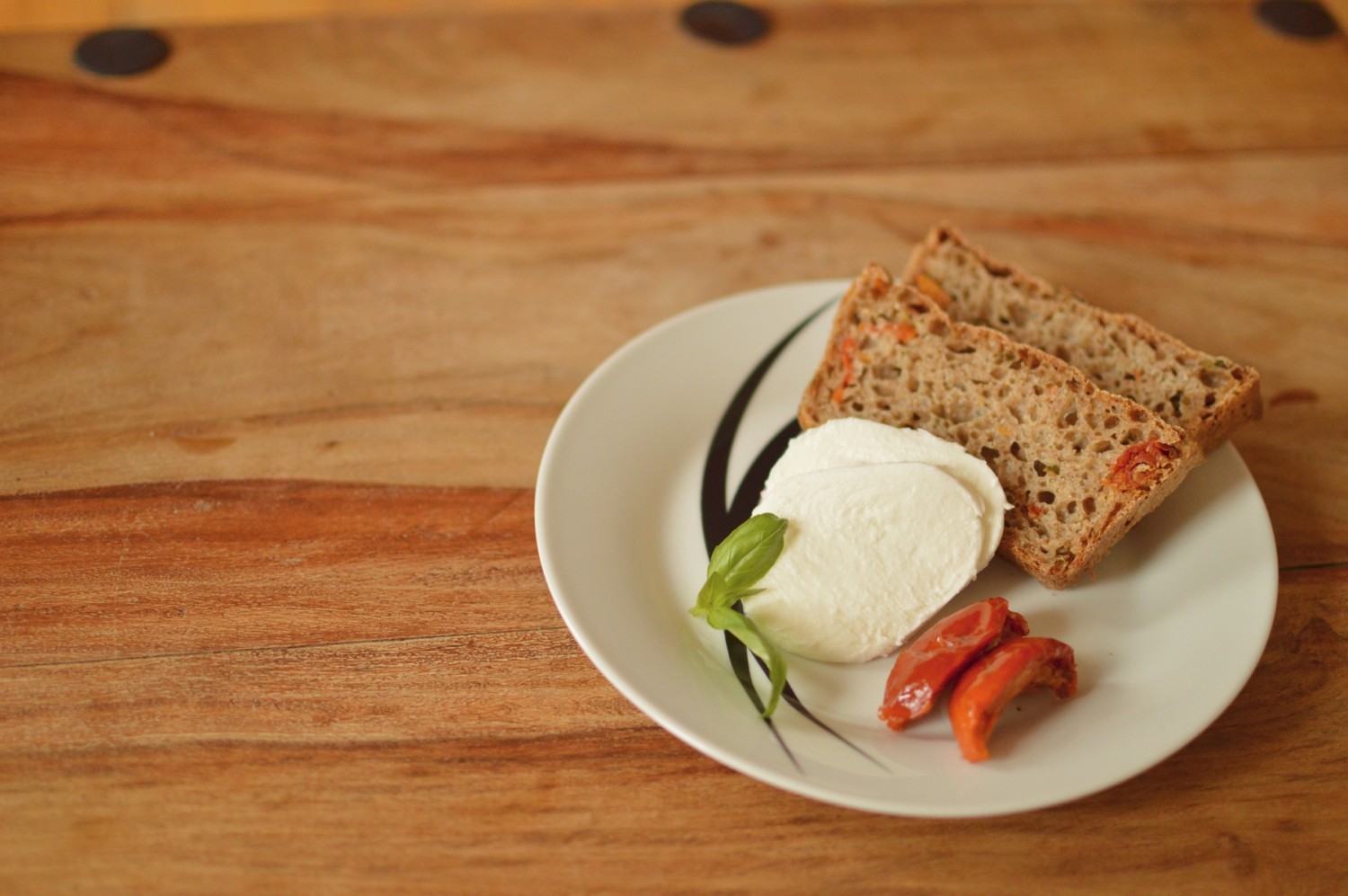 Basil and sun-dried tomato bread