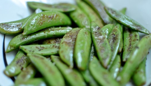 Sugarsnap peas with cayenne pepper & lemon